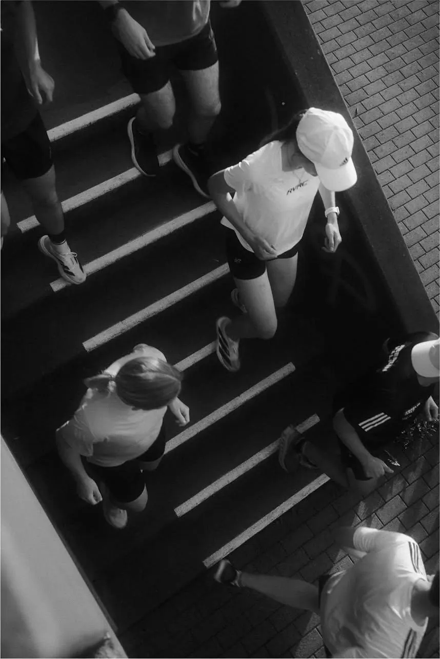 Gruppe läuft eine Treppe hinauf