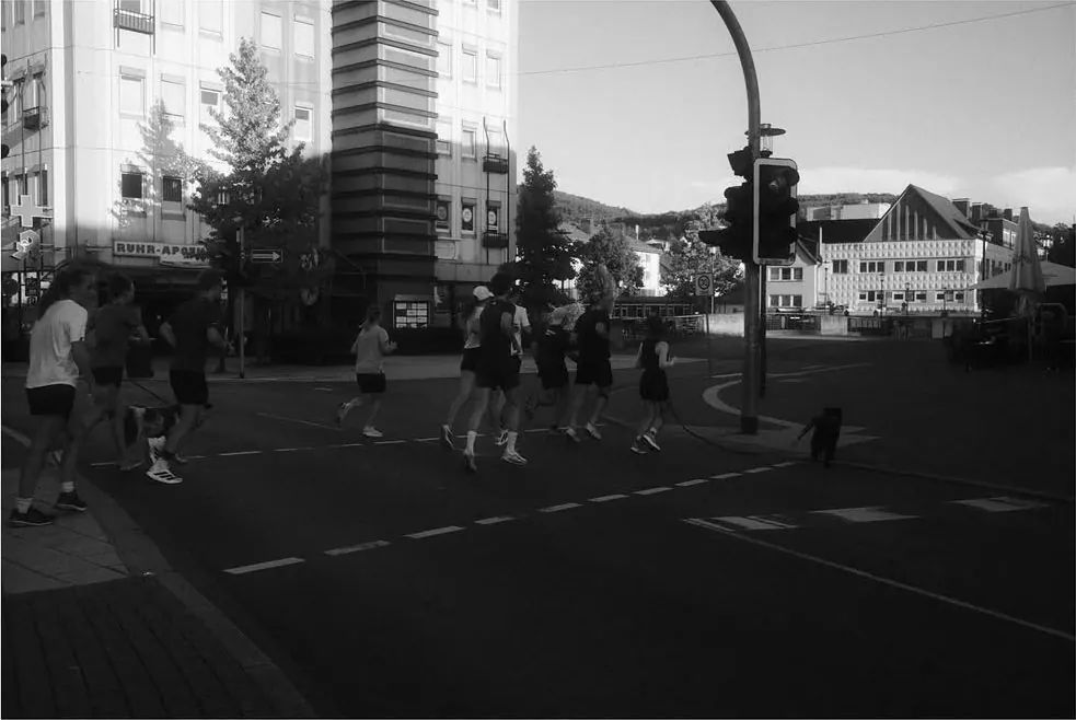 Gruppe überquert eine Kreuzung in Meschede