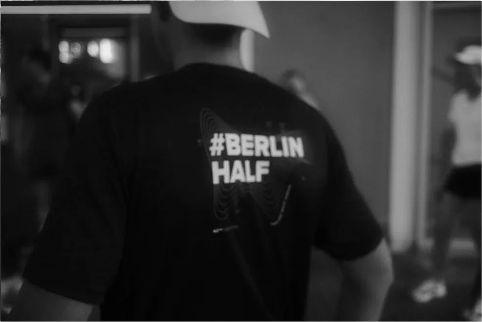 Läufer im Berlin-Half-Shirt von hinten